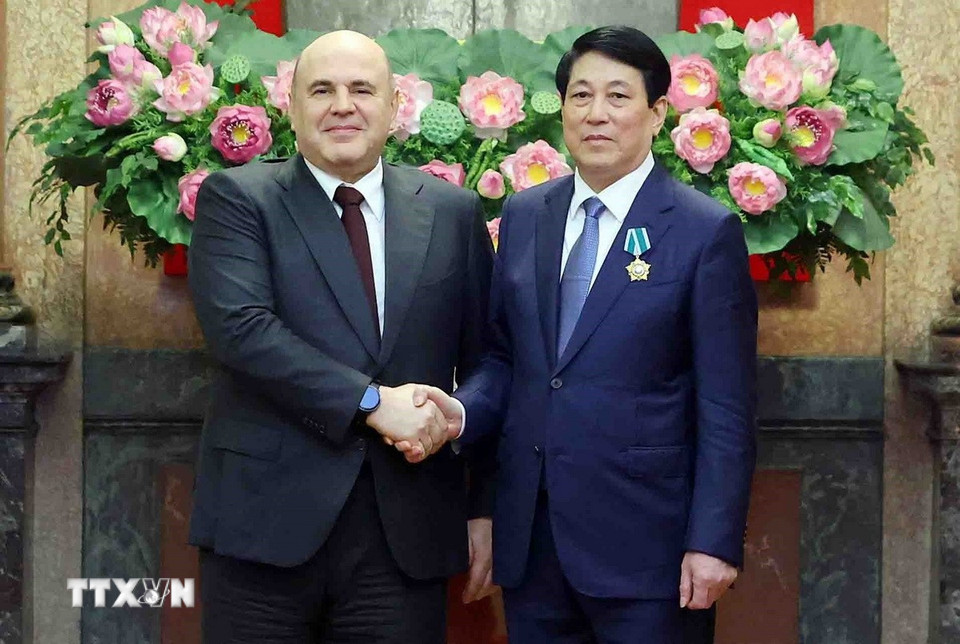 Thủ tướng Liên bang Nga Mikhail Mishustin trao Huân chương Hữu nghị của Nhà nước Liên bang Nga tặng Chủ tịch nước Lương Cường. (Ảnh: Phạm Kiên/TTXVN)