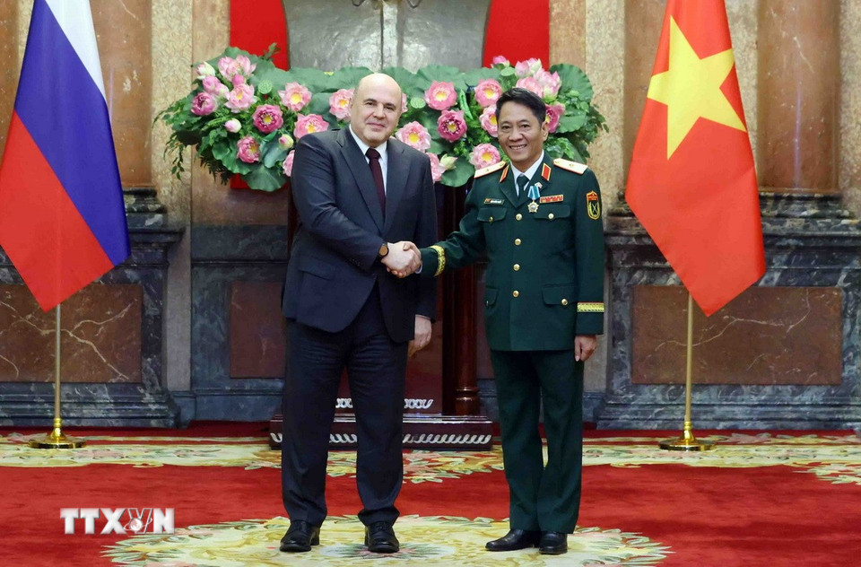 Thủ tướng Liên bang Nga Mikhail Mishustin trao Huân chương Hữu nghị của Nhà nước Liên bang Nga tặng Thiếu tướng Đặng Hồng Triển, Tổng Giám đốc Trung tâm Nhiệt đới Việt-Nga. (Ảnh: Phạm Kiên/TTXVN)