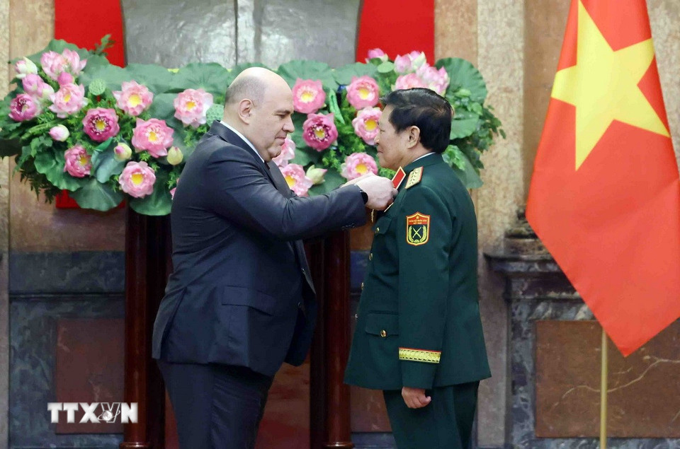 Thủ tướng Liên bang Nga Mikhail Mishustin trao Huân chương Hữu nghị của Nhà nước Liên bang Nga tặng Đại tướng Ngô Xuân Lịch, nguyên Ủy viên Bộ Chính trị, nguyên Bộ trưởng Bộ Quốc phòng. (Ảnh: Phạm Kiên/TTXVN)