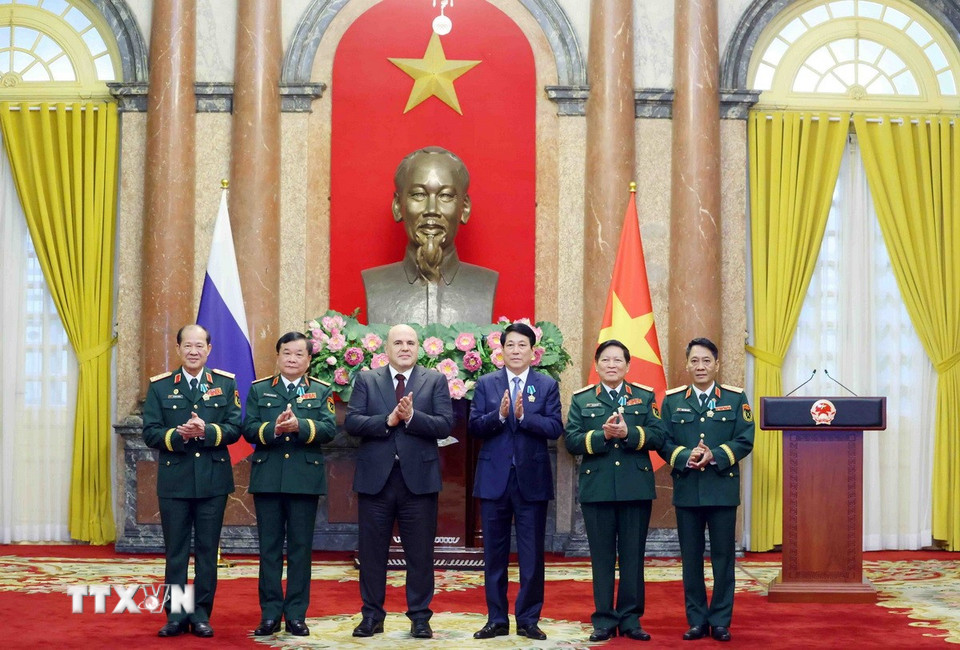 Chủ tịch nước Lương Cường và Thủ tướng Liên bang Nga Mikhail Mishustin cùng các đồng chí lãnh đạo, nguyên lãnh đạo Bộ Quốc phòng chụp ảnh chung. (Ảnh: Phạm Kiên/TTXVN)