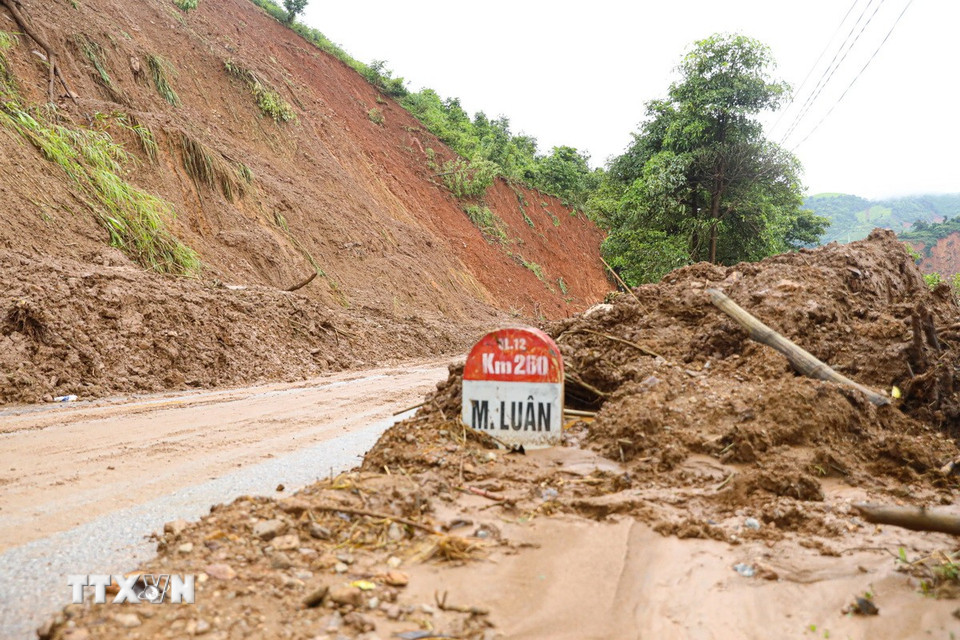 Tuyến Quốc lộ 12, đoạn từ xã Xa Dung đi các xã Mường Luân, Tìa Dình bị đất đá từ taluy dương tràn xuống vùi lấp nhiều điểm. (Ảnh: Phan Quân/TTXVN)