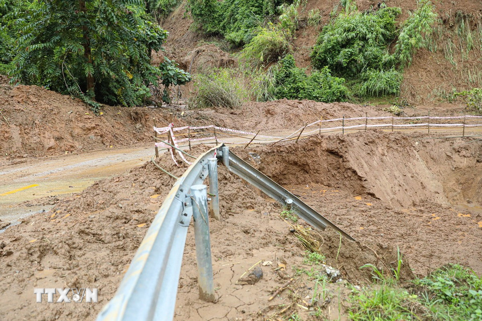 Tuyến Quốc lộ 12, bị vùi lấp, hư hỏng nghiêm trọng sau mưa lũ. (Ảnh: Phan Quân/TTXVN)