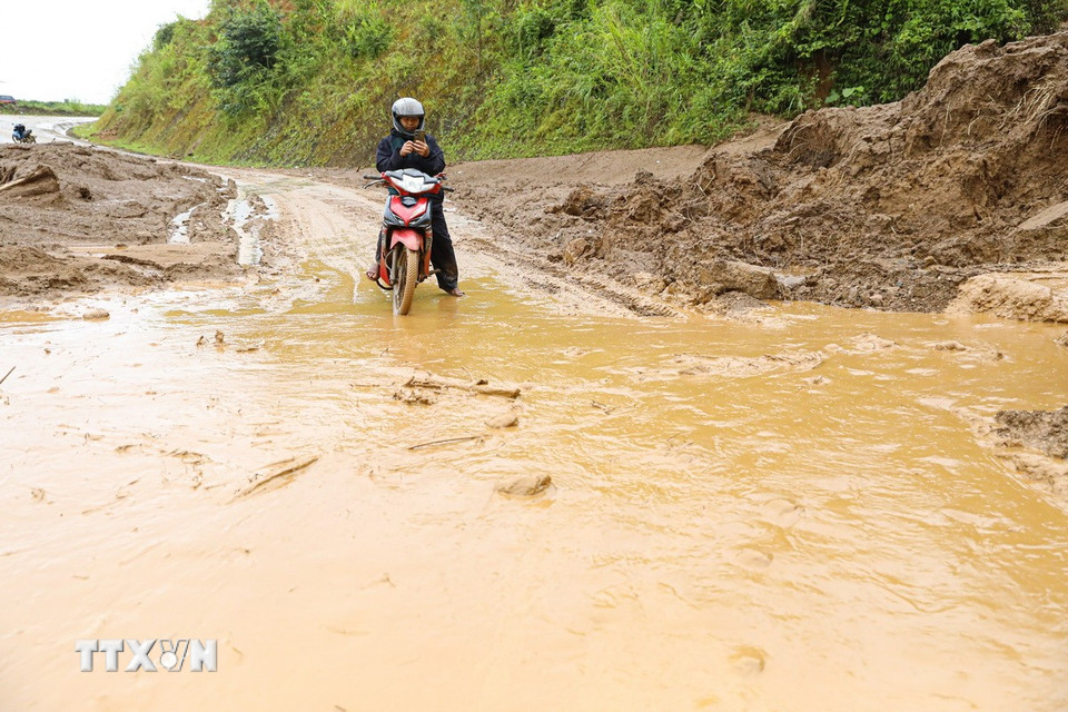 Tuyến Quốc lộ 12, đoạn từ xã Xa Dung đi các xã Mường Luân, Tìa Dình đất đá từ taluy dương tiếp tục tràn xuống vùi lấp nhiều điểm, khiến giao thông gặp khó khăn. (Ảnh: Phan Quân/TTXVN)