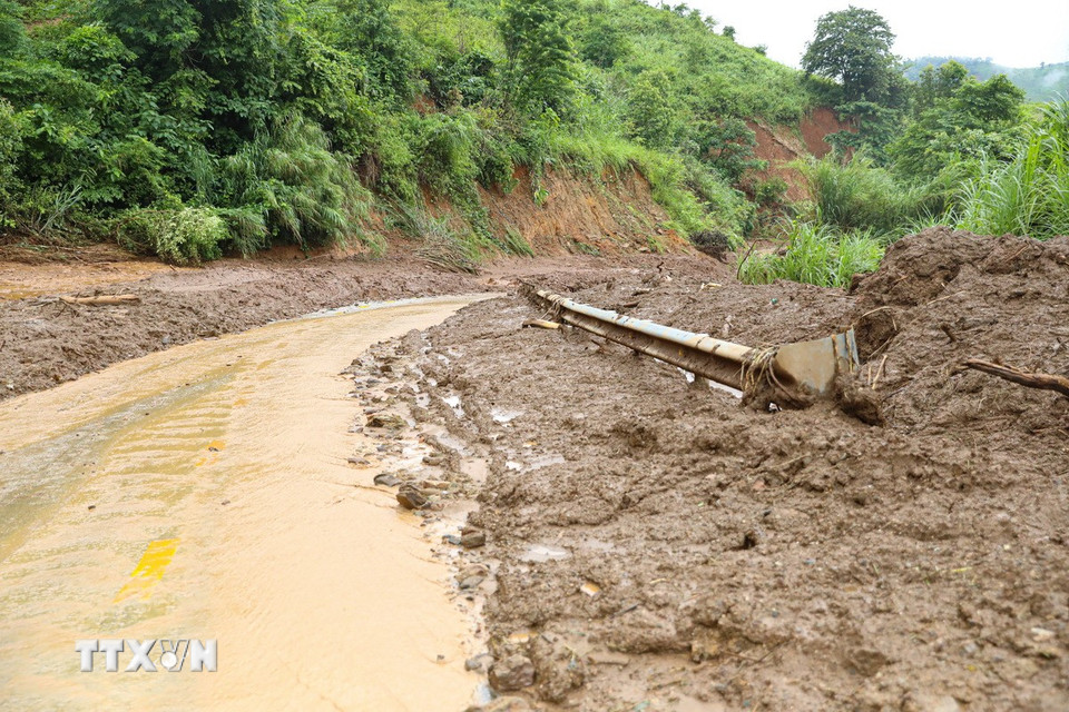 Tuyến Quốc lộ 12, đoạn từ xã Xa Dung đi các xã Mường Luân, Tìa Dình bị đất đá từ taluy dương tràn xuống vùi lấp nhiều điểm. (Ảnh: Phan Quân/TTXVN)