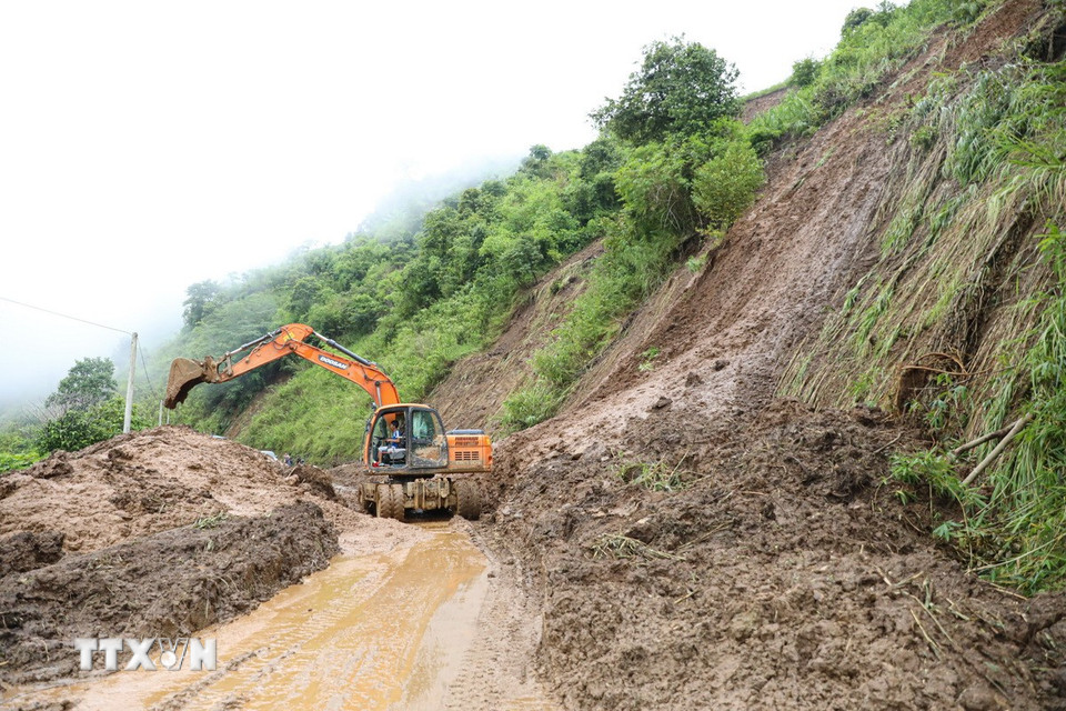 Công ty Cổ phần Đường bộ 2 Điện Biên, đã huy động máy móc gồm máy xúc, máy ủi và các phương tiện chuyên dụng để kịp thời thông tuyến vào sáng 6/8. (Ảnh: Phan Quân/TTXVN)