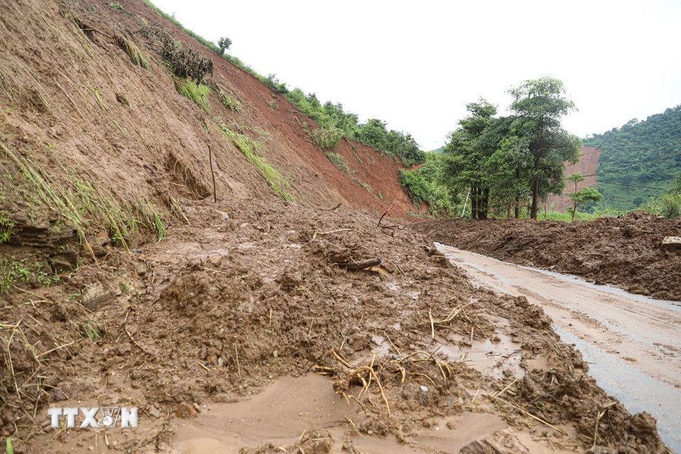 Tuyến Quốc lộ 12, bị vùi lấp, hư hỏng nghiêm trọng sau mưa lũ, đoạn từ xã Xa Dung đi các xã Mường Luân và Tìa Dình. (Ảnh: Phan Quân/TTXVN)