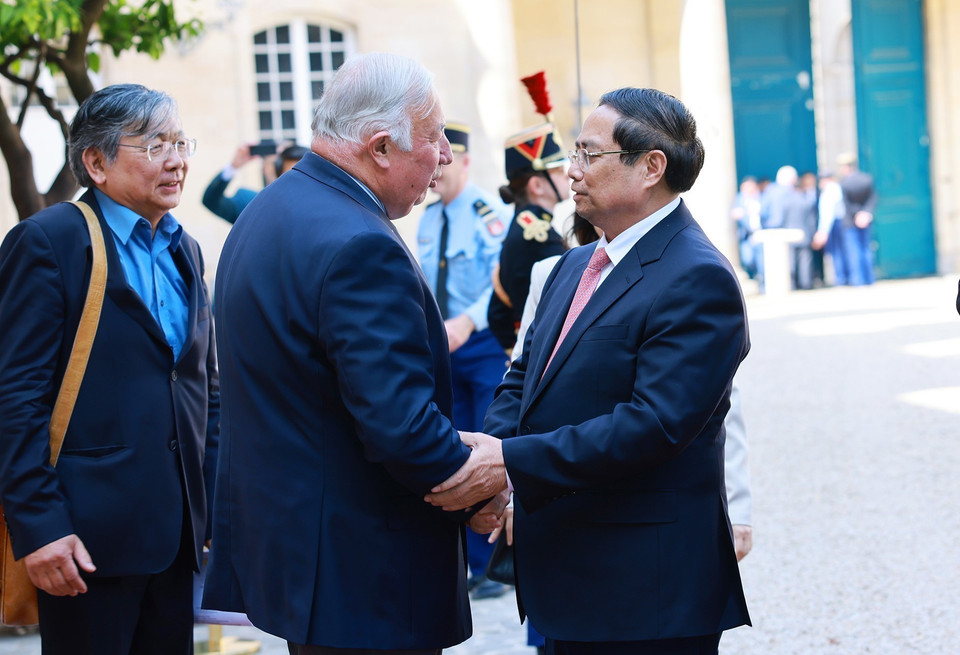 Thủ tướng Phạm Minh Chính hội kiến Chủ tịch Thượng viện Pháp Gerard Larcher. (Ảnh: Dương Giang/TTXVN)