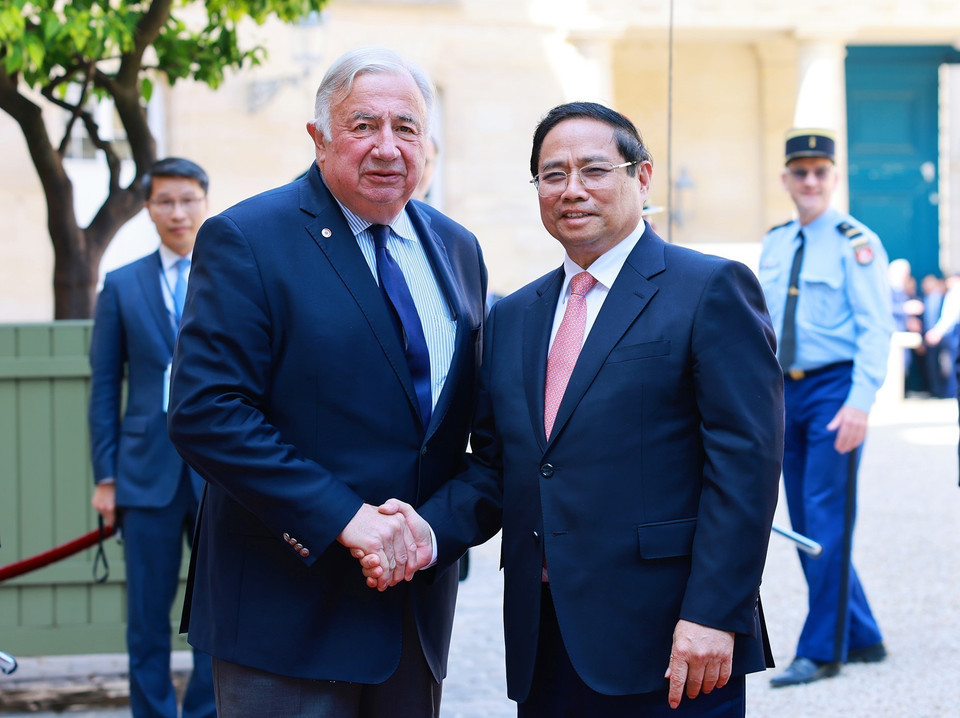 Thủ tướng Phạm Minh Chính hội kiến Chủ tịch Thượng viện Pháp Gerard Larcher. (Ảnh: Dương Giang/TTXVN)