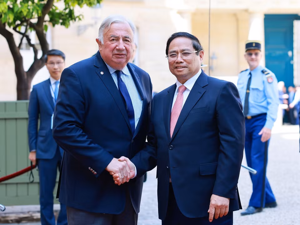 Thủ tướng Phạm Minh Chính hội kiến Chủ tịch Thượng viện Pháp Gerard Larcher. (Ảnh: Dương Giang/TTXVN)