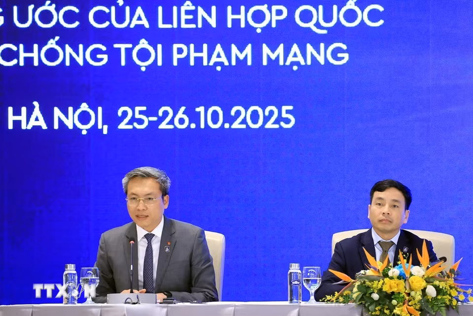 Thiếu tướng Nguyễn Quốc Toản (bên trái), Chánh Văn phòng Bộ Công an trả lời các câu hỏi của phóng viên. (Ảnh: Tuấn Anh/TTXVN)