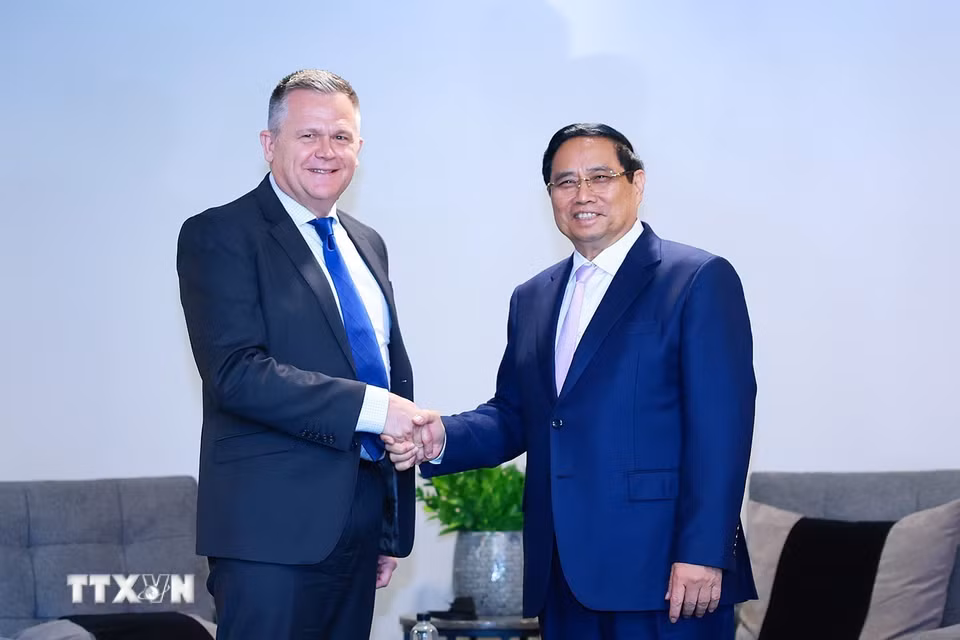 Thủ tướng Phạm Minh Chính tiếp ông De Villiers Engelbrecht, Giám đốc tài chính hãng hàng không Airlink, Nam Phi. (Ảnh: Dương Giang/TTXVN)