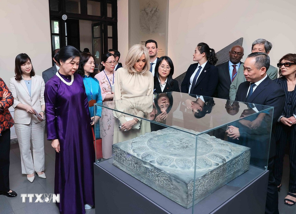 Phu nhân Tổng Bí thư, bà Ngô Phương Ly và phu nhân Tổng thống Pháp, bà Brigitte Macron tham quan không gian trưng bày hiện vật tại Bảo tàng Mỹ thuật Việt Nam. (Ảnh: An Đăng/TTXVN)