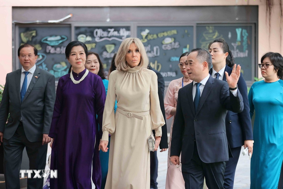 Giám đốc Bảo tàng Mỹ thuật Việt Nam Nguyễn Anh Minh giới thiệu với Phu nhân Tổng Bí thư và phu nhân Tổng thống Pháp về Bảo tàng. (Ảnh: An Đăng/TTXVN)