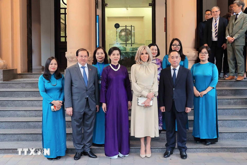 Phu nhân Tổng Bí thư, bà Ngô Phương Ly và phu nhân Tổng thống Pháp, bà Brigitte Macron với các đại biểu. (Ảnh: An Đăng/TTXVN)