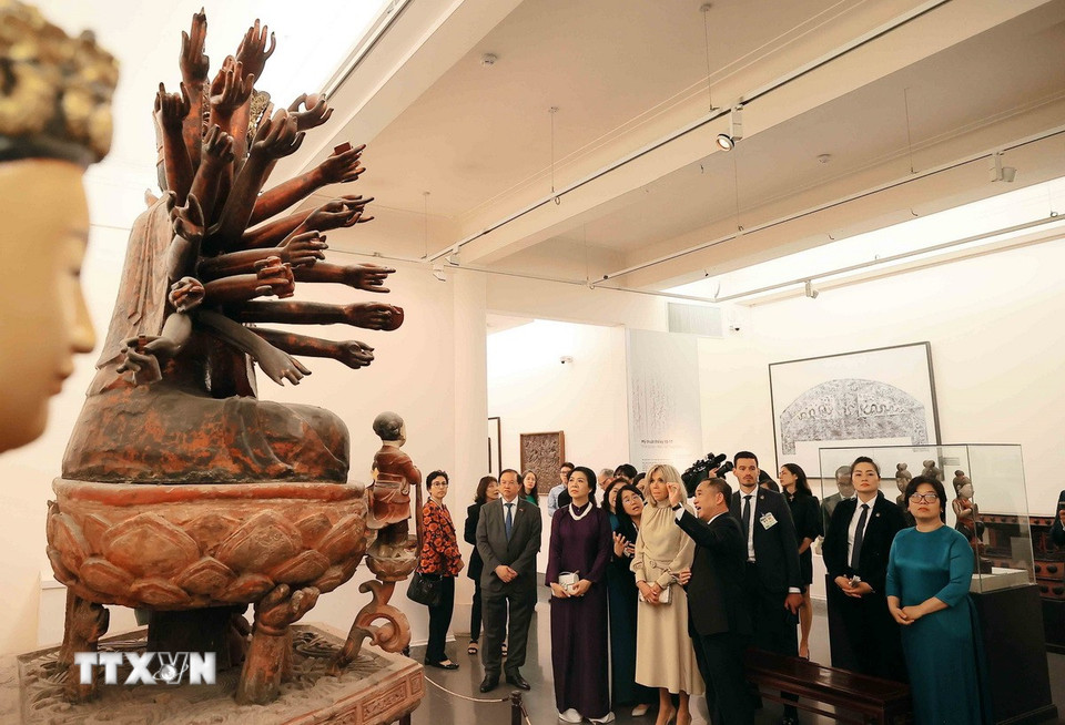 Phu nhân Tổng Bí thư, bà Ngô Phương Ly và phu nhân Tổng thống Pháp, bà Brigitte Macron tham quan không gian trưng bày hiện vật tại Bảo tàng Mỹ thuật Việt Nam. (Ảnh: An Đăng/TTXVN)