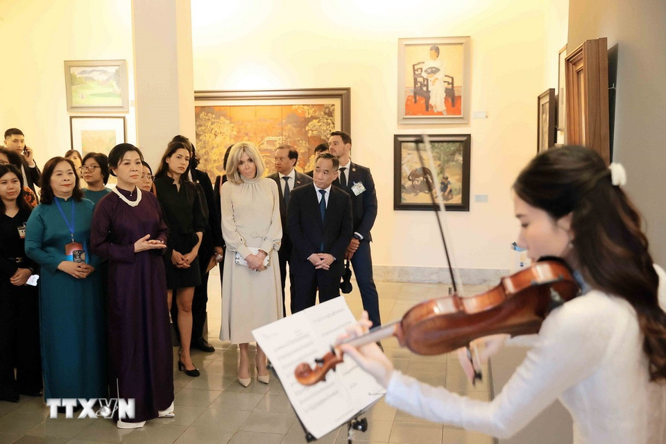 Phu nhân Tổng Bí thư, bà Ngô Phương Ly và phu nhân Tổng thống Pháp, bà Brigitte Macron thưởng thức âm nhạc tại Bảo tàng Mỹ thuật Việt Nam. (Ảnh: An Đăng/TTXVN)