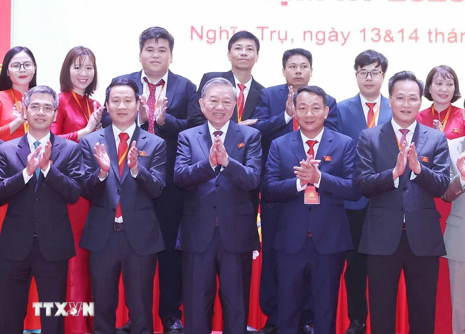 Tổng Bí thư Tô Lâm và đại biểu với Ban Chấp hành Đảng bộ xã Nghĩa Trụ nhiệm kỳ 2025-2030. (Ảnh: Thống Nhất/TTXVN)