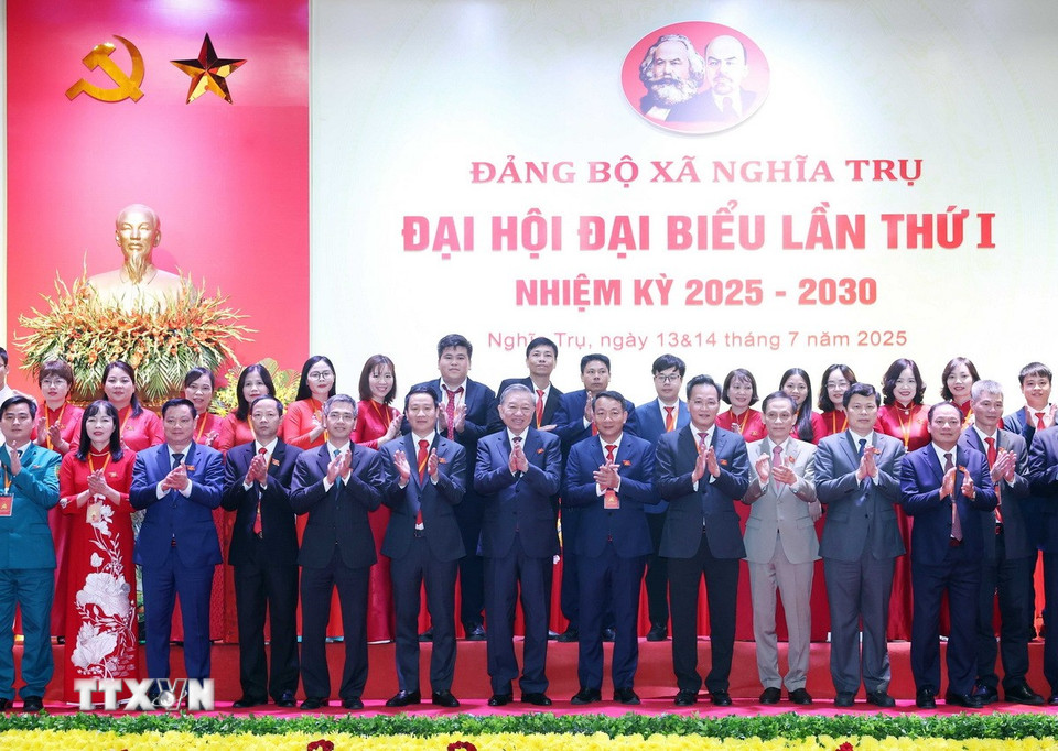 (Ảnh: Thống Nhất/TTXVN)Tổng Bí thư Tô Lâm và đại biểu với Ban Chấp hành Đảng bộ xã Nghĩa Trụ nhiệm kỳ 2025-2030. (Ảnh: Thống Nhất/TTXVN)