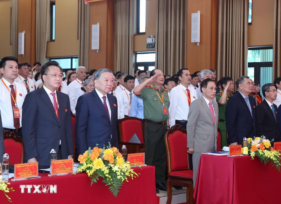 Tổng Bí thư Tô Lâm và các đại biểu thực hiện nghi lễ chào cờ.(Ảnh: Thống Nhất/TTXVN)