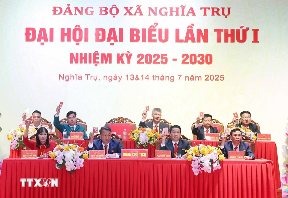 Các đại biểu biểu quyết thông qua dự thảo Nghị quyết đại hội. (Ảnh: Thống Nhất/TTXVN)