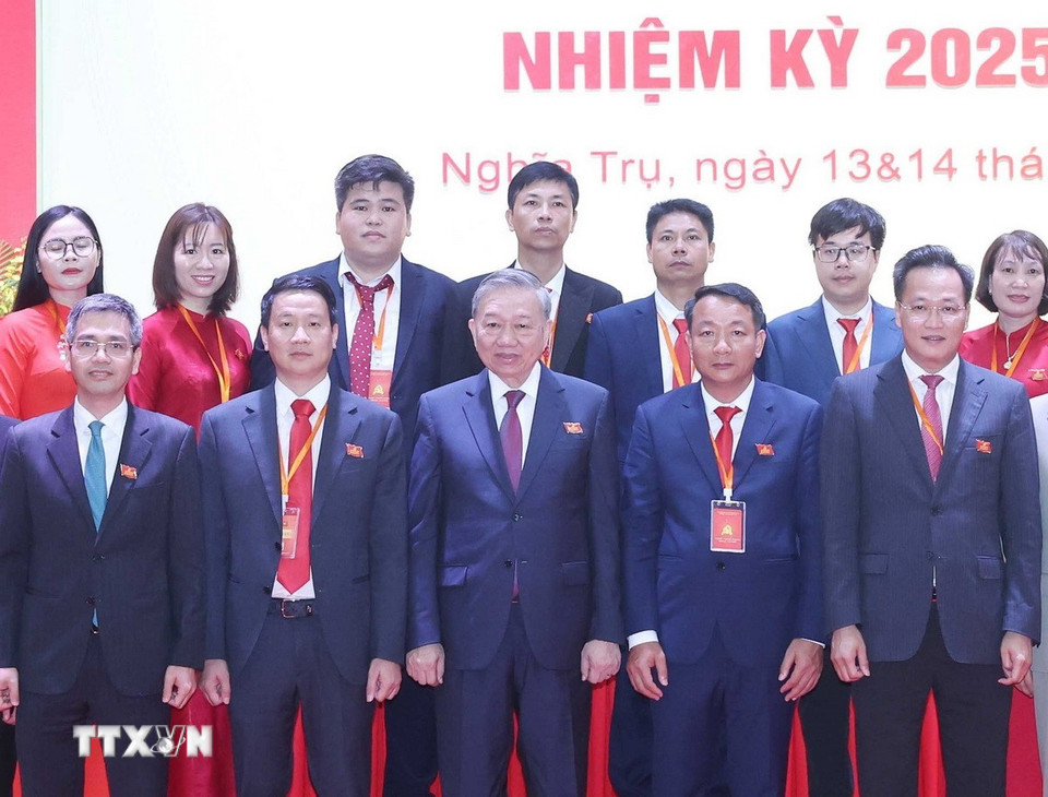 Tổng Bí thư Tô Lâm và đại biểu với Ban Chấp hành Đảng bộ xã Nghĩa Trụ nhiệm kỳ 2025-2030. (Ảnh: Thống Nhất/TTXVN)