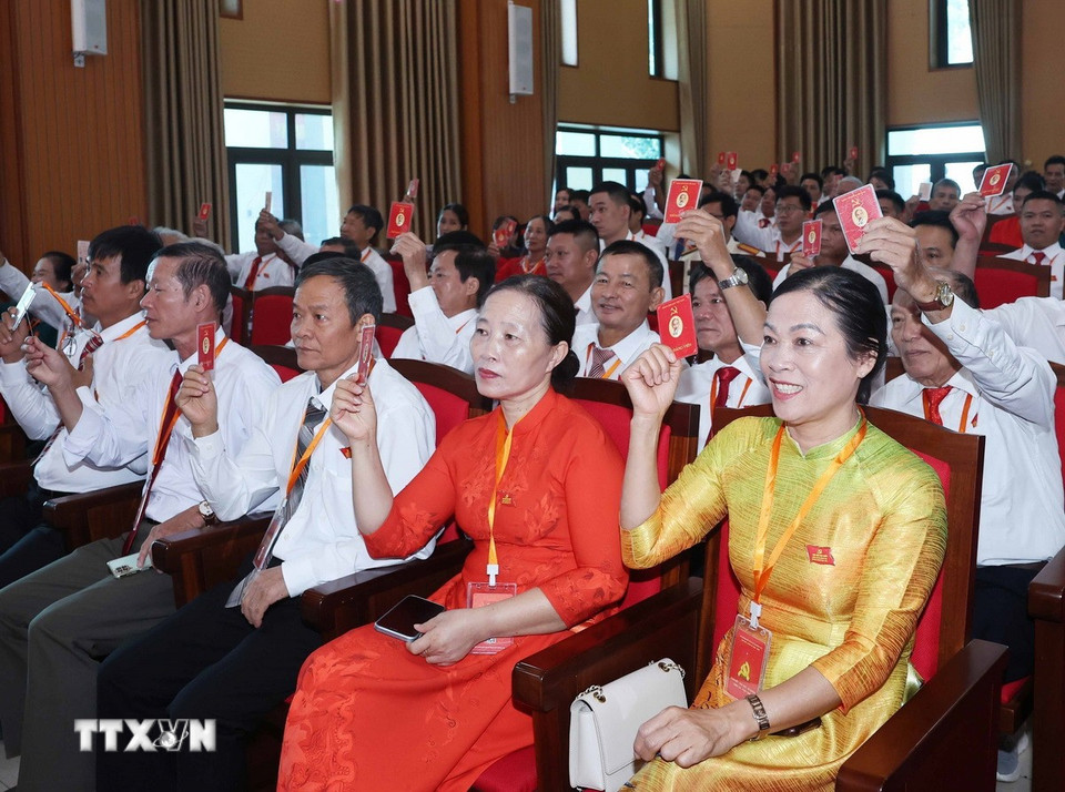 Các đại biểu biểu quyết thông qua dự thảo Nghị quyết đại hội. (Ảnh: Thống Nhất/TTXVN)