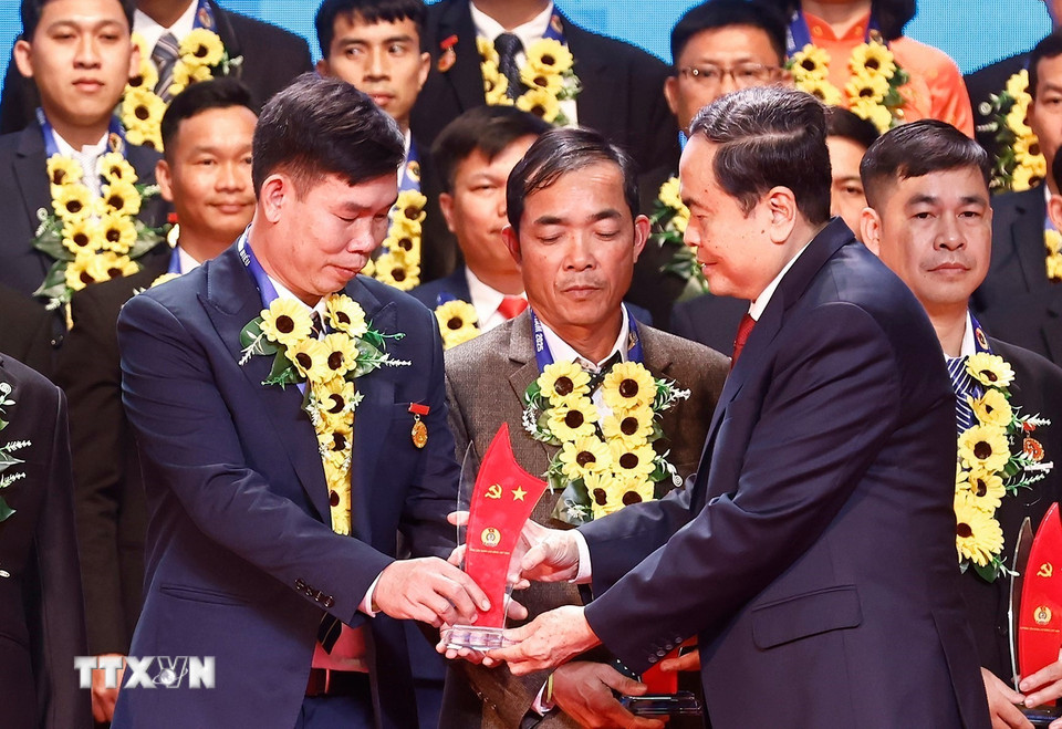 Chủ tịch Quốc hội Trần Thanh Mẫn trao biểu trưng biểu dương công nhân lao động tiêu biểu là đảng viên Đảng Cộng sản Việt Nam lần thứ nhất, năm 2025. (Ảnh: Doãn Tấn/TTXVN)
