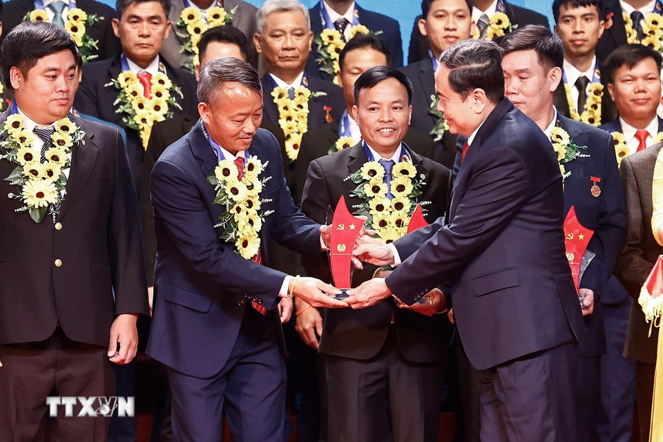 Chủ tịch Quốc hội Trần Thanh Mẫn trao biểu trưng biểu dương công nhân lao động tiêu biểu là đảng viên Đảng Cộng sản Việt Nam lần thứ nhất, năm 2025. (Ảnh: Doãn Tấn/TTXVN)