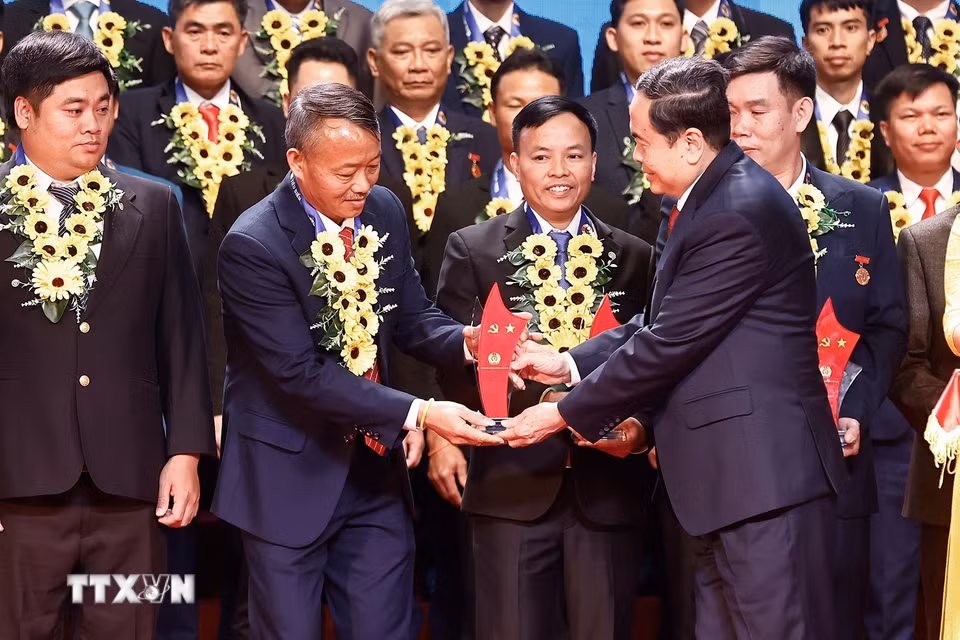 Chủ tịch Quốc hội Trần Thanh Mẫn trao biểu trưng biểu dương công nhân lao động tiêu biểu là đảng viên Đảng Cộng sản Việt Nam lần thứ nhất, năm 2025. (Ảnh: Doãn Tấn/TTXVN)
