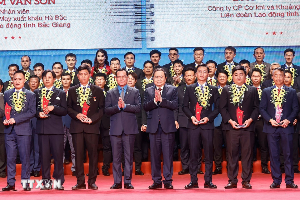 Chủ tịch Quốc hội Trần Thanh Mẫn trao biểu trưng biểu dương công nhân lao động tiêu biểu là đảng viên Đảng Cộng sản Việt Nam lần thứ nhất, năm 2025. (Ảnh: Doãn Tấn/TTXVN)
