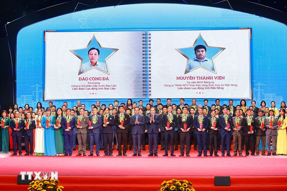 Chủ tịch Quốc hội Trần Thanh Mẫn trao biểu trưng biểu dương công nhân lao động tiêu biểu là đảng viên Đảng Cộng sản Việt Nam lần thứ nhất, năm 2025. (Ảnh: Doãn Tấn/TTXVN)