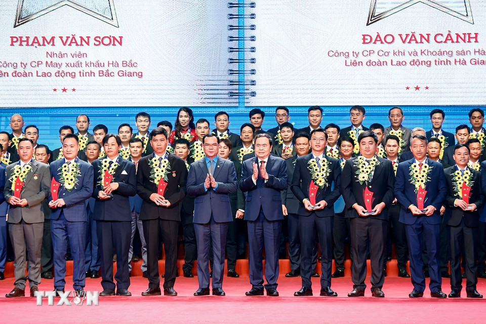 Chủ tịch Quốc hội Trần Thanh Mẫn trao biểu trưng biểu dương công nhân lao động tiêu biểu là đảng viên Đảng Cộng sản Việt Nam lần thứ nhất, năm 2025. (Ảnh: Doãn Tấn/TTXVN)