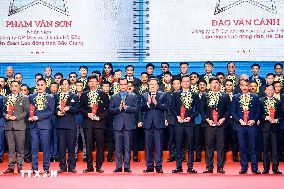 Chủ tịch Quốc hội Trần Thanh Mẫn trao biểu trưng biểu dương công nhân lao động tiêu biểu là đảng viên Đảng Cộng sản Việt Nam lần thứ nhất, năm 2025. (Ảnh: Doãn Tấn/TTXVN)