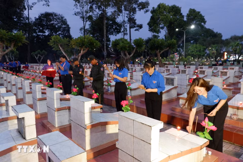 Tuổi trẻ Tây Ninh thắp nến tri ân các Anh hùng liệt sỹ. (Ảnh: Đức Hạnh/TTXVN)