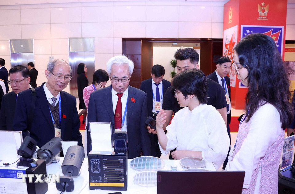 Đại biểu tham quan các khu trưng bày tại đại hội. (Ảnh: Văn Điệp/TTXVN)