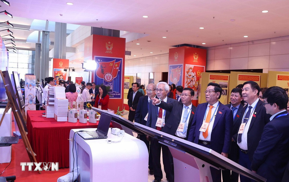 Đại biểu tham quan các khu trưng bày tại đại hội. (Ảnh: Văn Điệp/TTXVN)