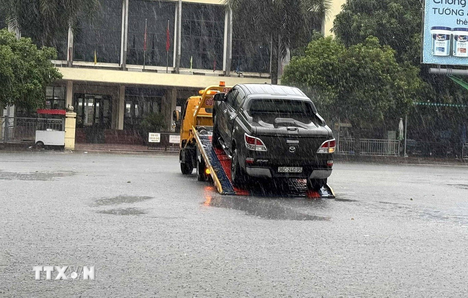 Do ngập nước sâu, nhiều xe máy, ô tô đi vào tuyến đường Phan Chu Trinh, phường Hạc Thành, Thanh Hóa bị chết máy. (Ảnh: Việt Hoàng/TTXVN)