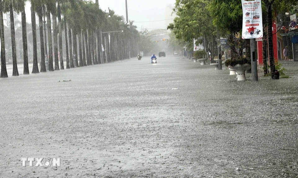 Tuyến đường Phan Chu Trinh, phường Hạc Thành, tỉnh Thanh Hóa (trước quảng trường Lam Sơn) bị ngập sâu. (Ảnh: Việt Hoàng/TTXVN)