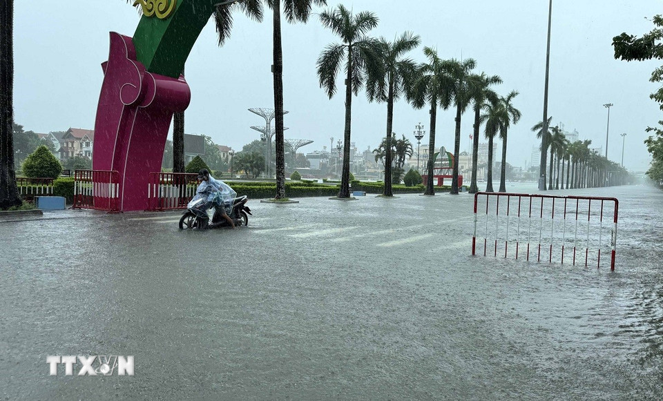 Do ngập nước sâu, nhiều xe máy, ô tô đi vào tuyến đường Phan Chu Trinh, phường Hạc Thành, Thanh Hóa bị chết máy. (Ảnh: Việt Hoàng/TTXVN)