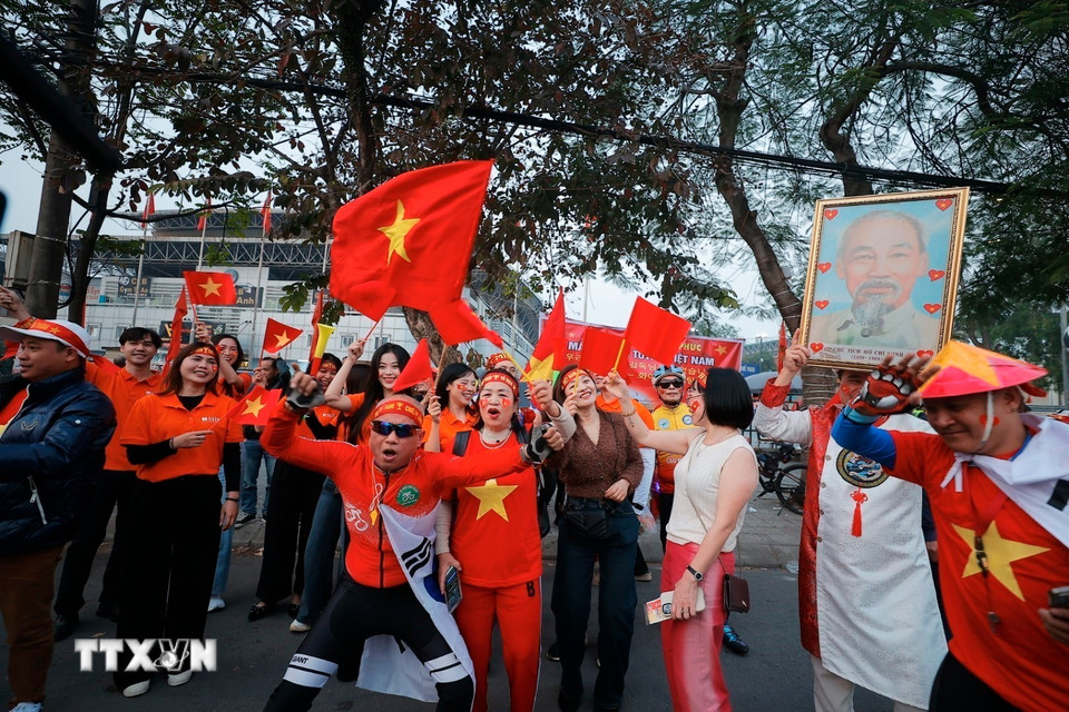 Khán giả đến sân vận động Việt Trì (tỉnh Phú Thọ) cổ vũ cho đội nhà Việt Nam. (Ảnh: Minh Quyết/TTXVN)