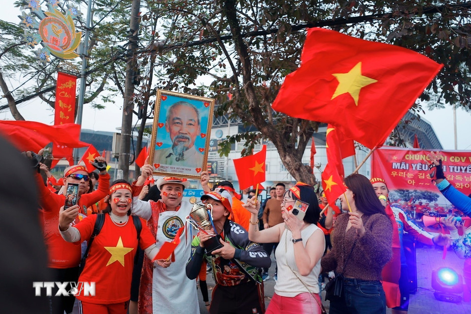 Khán giả đến sân vận động Việt Trì (tỉnh Phú Thọ) cổ vũ cho đội nhà Việt Nam. (Ảnh: Minh Quyết/TTXVN)