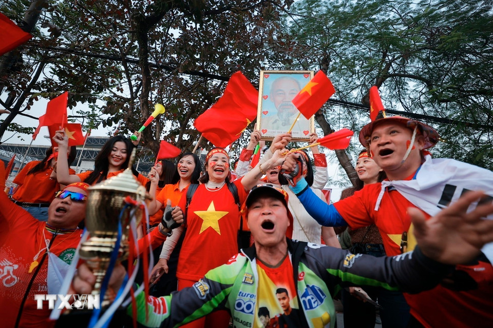 Khán giả đến sân vận động Việt Trì (tỉnh Phú Thọ) cổ vũ cho đội nhà Việt Nam. (Ảnh: Minh Quyết/TTXVN)
