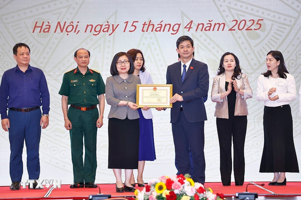 Tổng Thư ký Quốc hội, Chủ nhiệm Văn phòng Quốc hội Lê Quang Tùng Trao Bằng khen cho các tập thể, cá nhân có thành tích xuất sắc trong công tác tham mưu, phục vụ tổ chức Hội nghị. (Ảnh: Doãn Tấn/TTXVN)