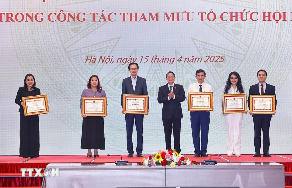 Phó Chủ tịch Quốc hội Nguyễn Đức Hải trao Trao Bằng khen của Ủy ban Thường vụ Quốc hội cho các cá nhân có thành tích xuất sắc trong công tác tham mưu tổ chức Hội nghị. (Ảnh: Doãn Tấn/TTXVN)