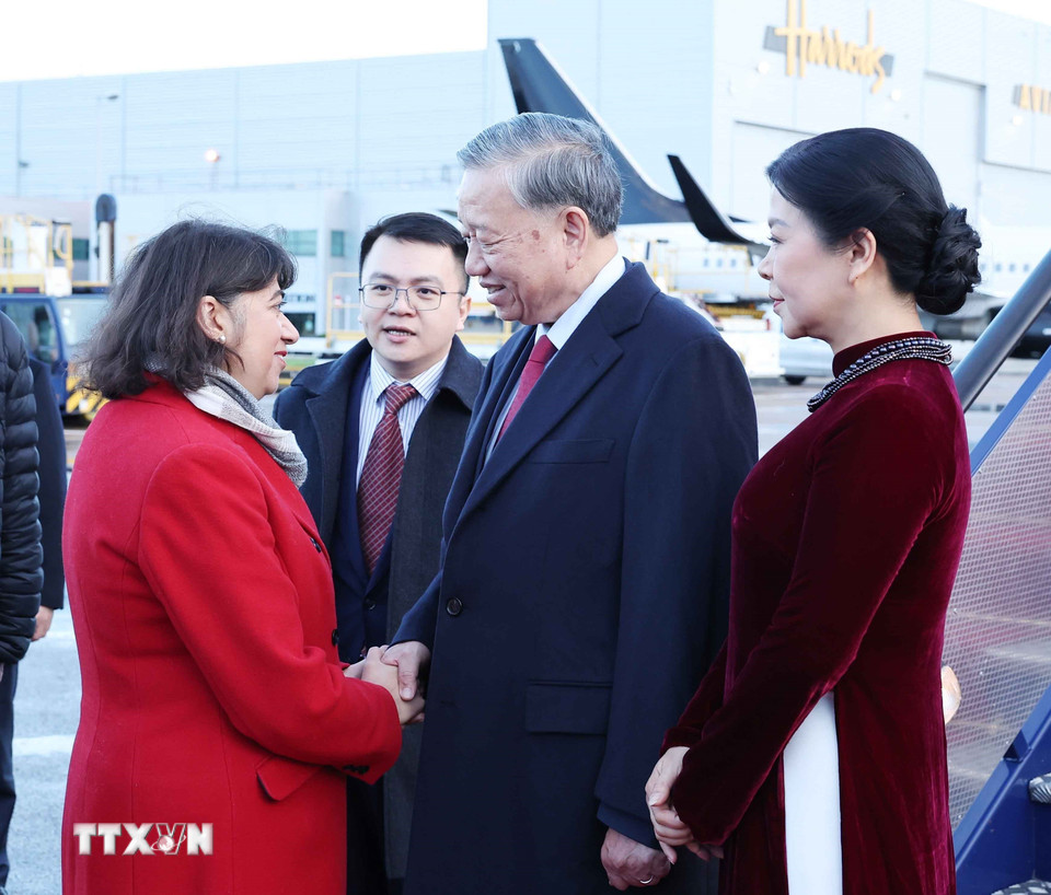 Các quan chức Anh đón Tổng Bí thư Tô Lâm và Phu nhân tại Sân bay London Stansted. (Ảnh: Thống Nhất/TTXVN)
