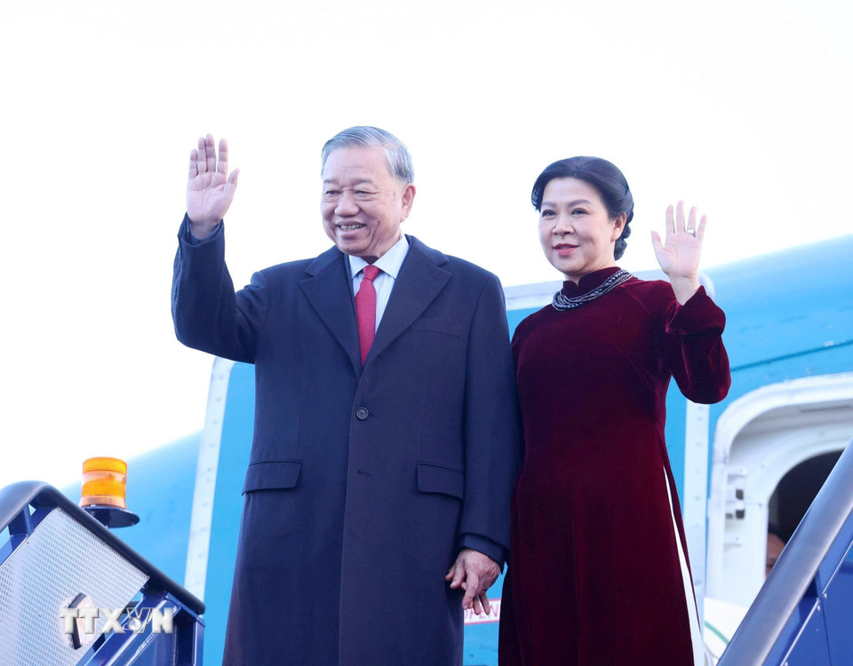 Lễ đón Tổng Bí thư Tô Lâm và Phu nhân tại sân bay London Stansted, Vương quốc Anh. (Ảnh: Thống Nhất/TTXVN)