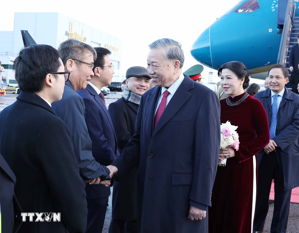 Cán bộ, nhân viên Đại sứ quán và cộng đồng người Việt tại Vương quốc Anh đón Tổng Bí thư Tô Lâm và Phu nhân tại Sân bay London Stansted. (Ảnh: Thống Nhất/TTXVN)