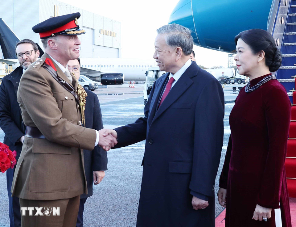 Các quan chức Chính phủ Anh đón Tổng Bí thư Tô Lâm và Phu nhân tại Sân bay London Stansted. (Ảnh: Thống Nhất/TTXVN)