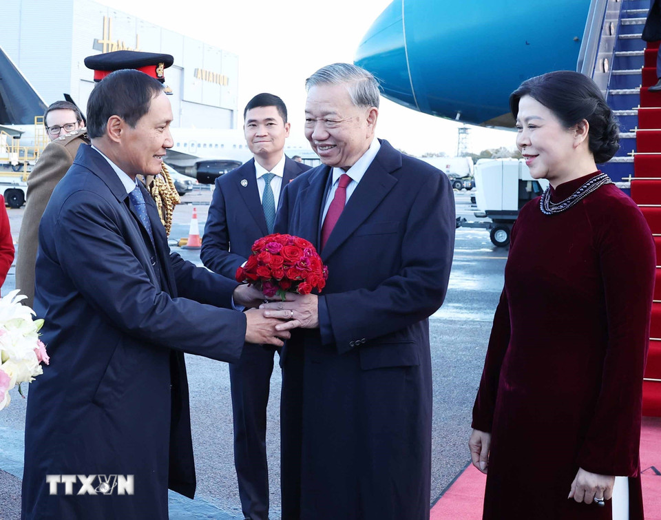 Cán bộ, nhân viên Đại sứ quán và cộng đồng người Việt tại Vương quốc Anh đón Tổng Bí thư Tô Lâm và Phu nhân tại Sân bay London Stansted. (Ảnh: Thống Nhất/TTXVN)