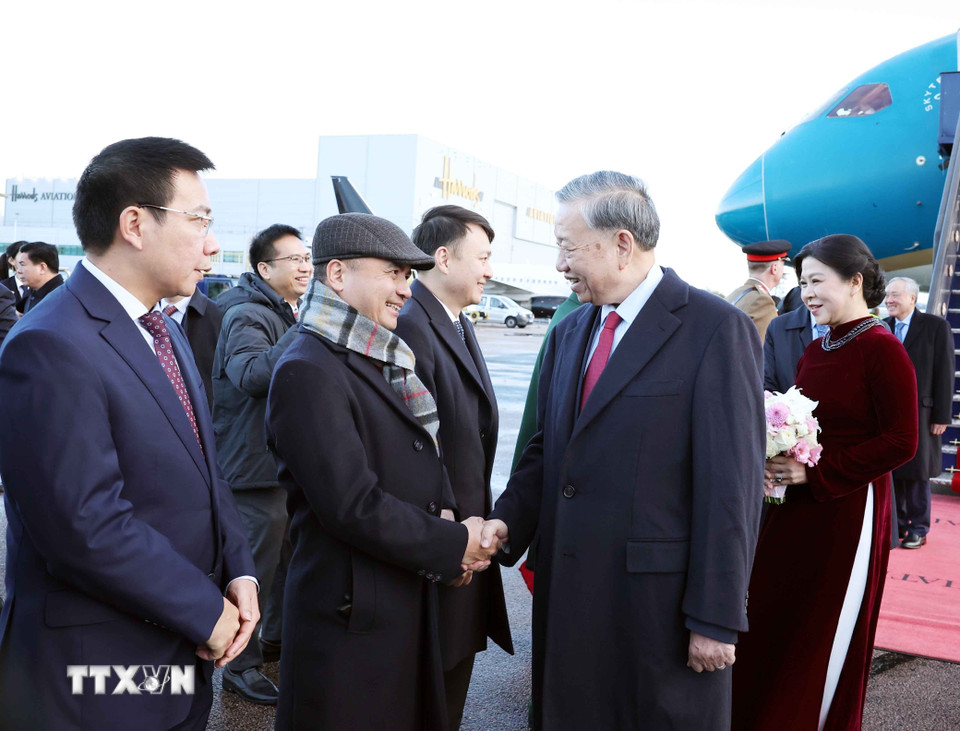 Cán bộ, nhân viên Đại sứ quán và cộng đồng người Việt tại Vương quốc Anh đón Tổng Bí thư Tô Lâm và Phu nhân tại Sân bay London Stansted. (Ảnh: Thống Nhất/TTXVN)